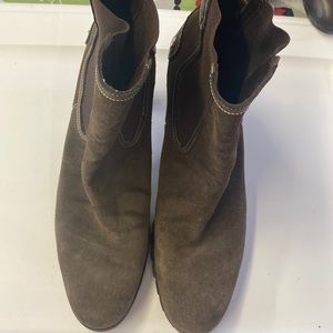 Coke Haan ankle boots size 8.5 vibram sole